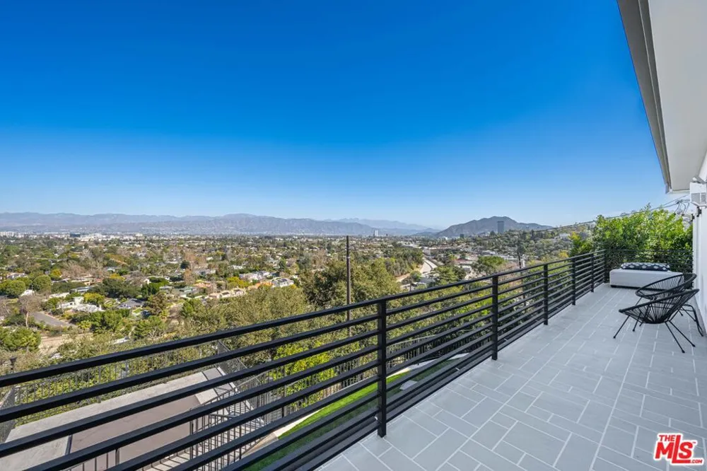 11725 Laurelwood Drive Studio City, CA 91604