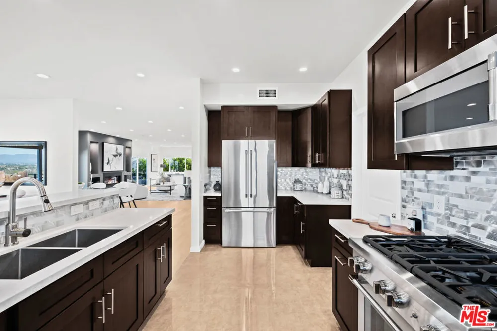 11725 Laurelwood Drive Studio City, CA 91604