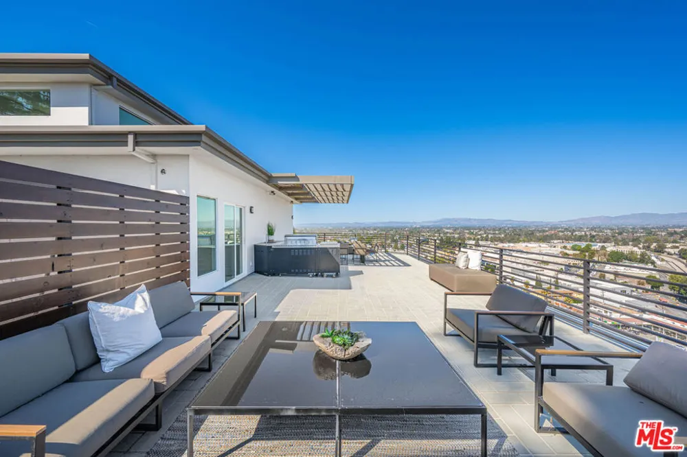 11725 Laurelwood Drive Studio City, CA 91604