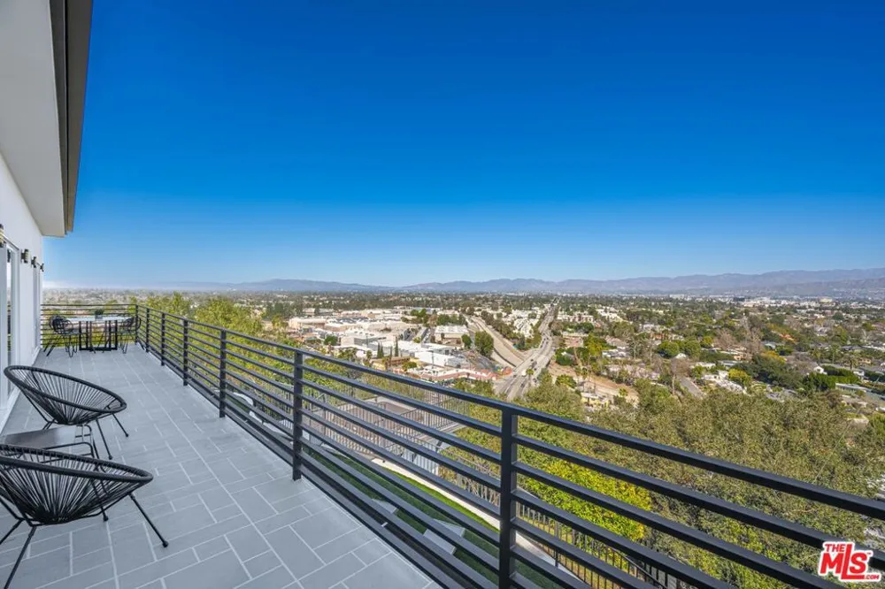 11725 Laurelwood Drive Studio City, CA 91604