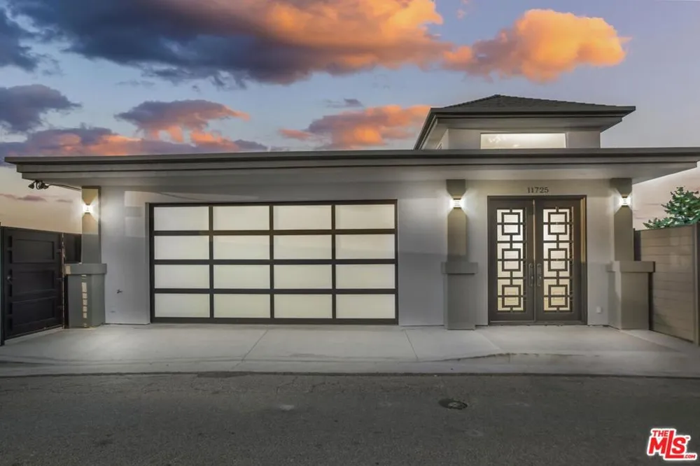 11725 Laurelwood Drive Studio City, CA 91604