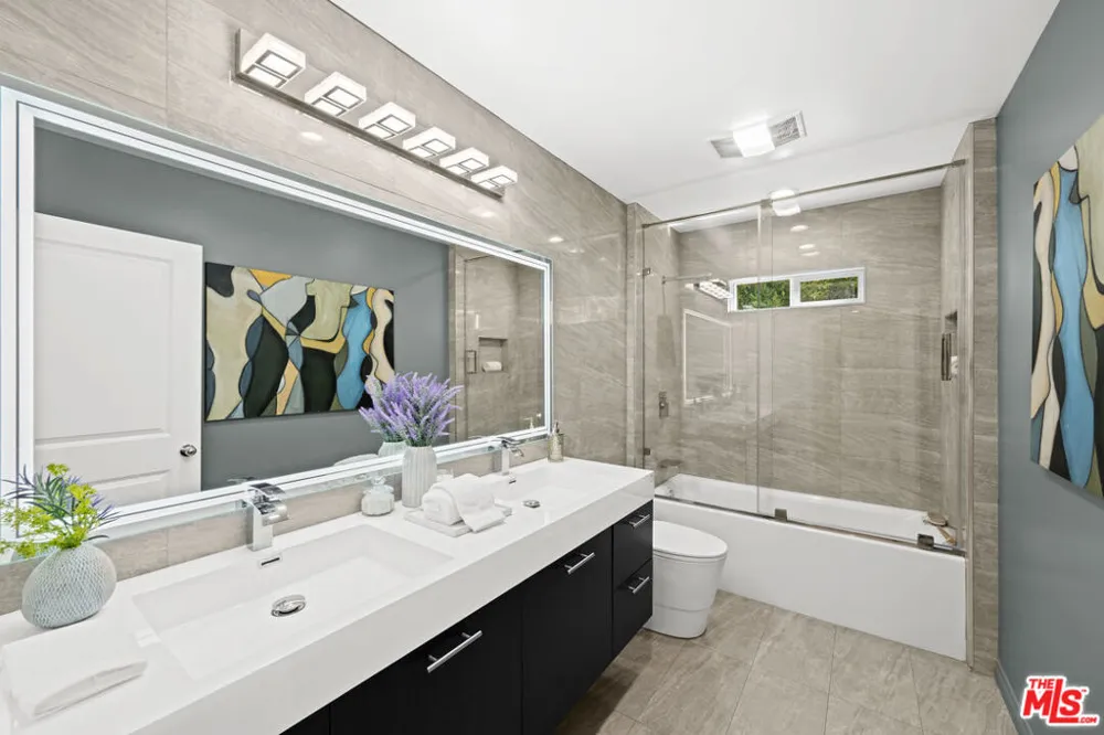 11725 Laurelwood Drive Studio City, CA 91604