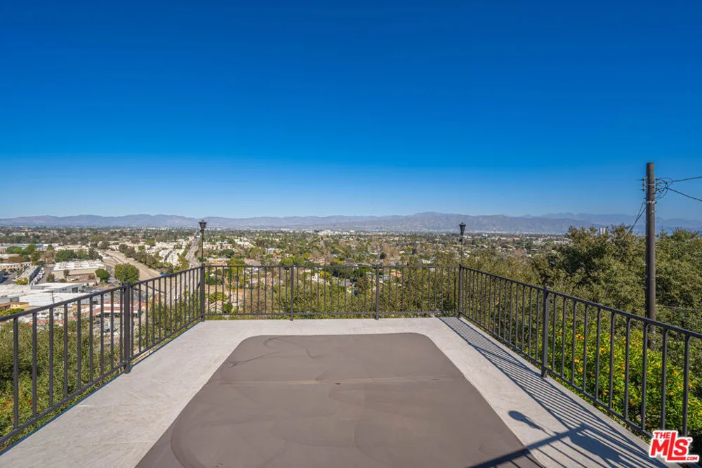 11725 Laurelwood Drive Studio City, CA 91604