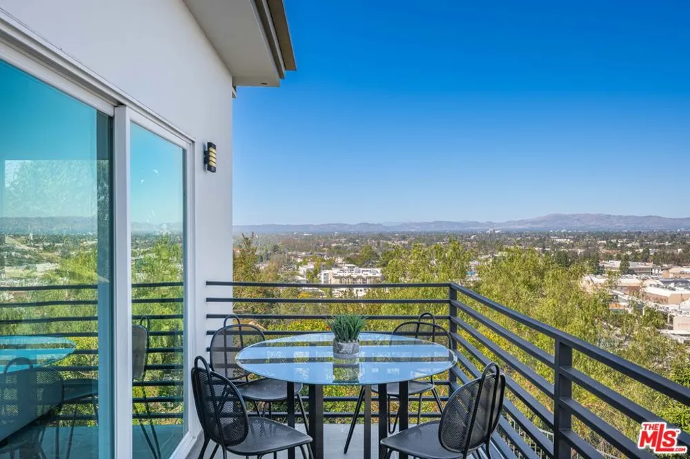 11725 Laurelwood Drive Studio City, CA 91604