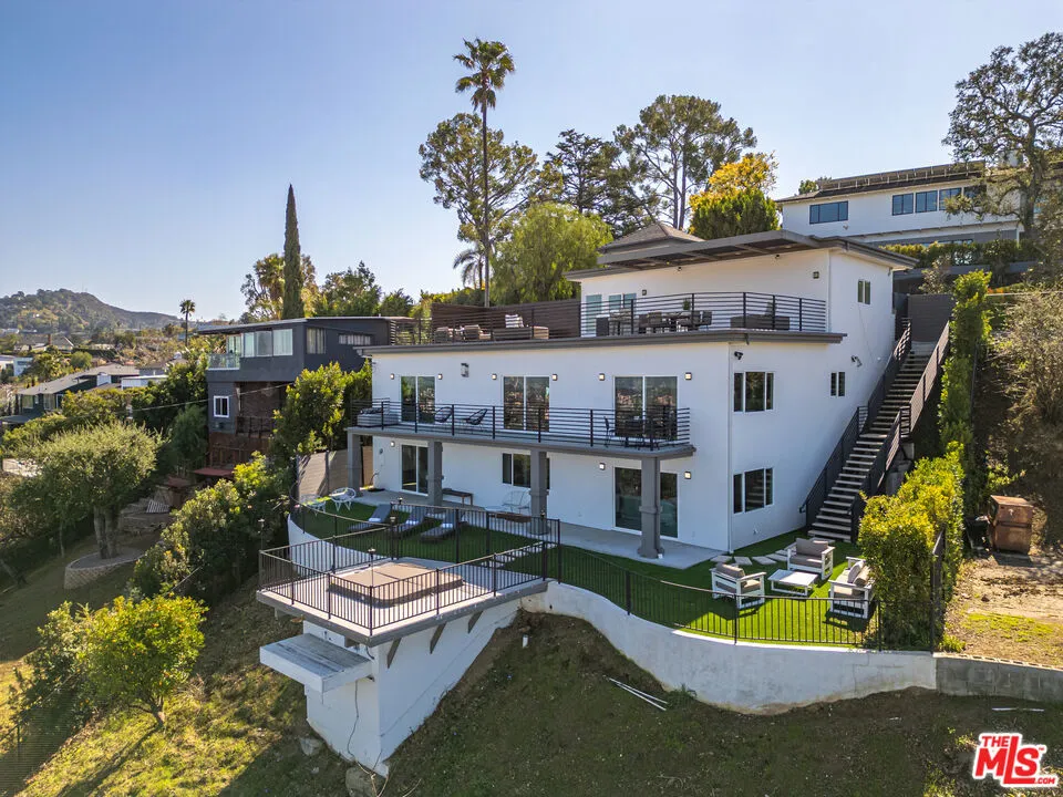 11725 Laurelwood Drive Studio City, CA 91604