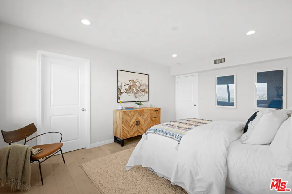 11725 Laurelwood Drive Studio City, CA 91604