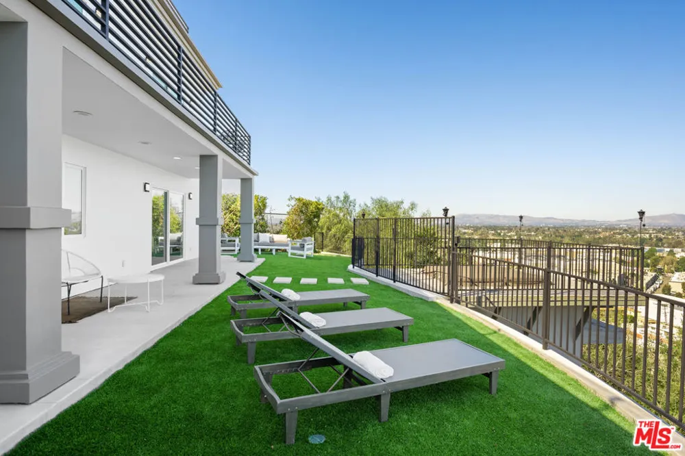 11725 Laurelwood Drive Studio City, CA 91604