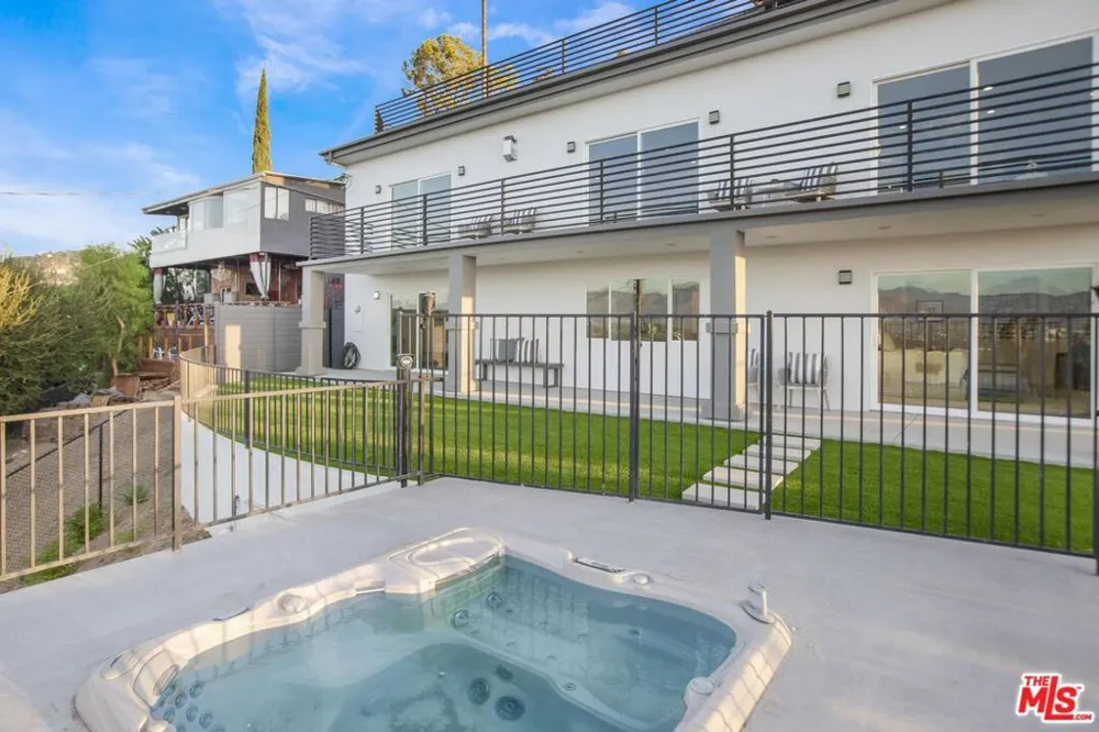 11725 Laurelwood Drive Studio City, CA 91604