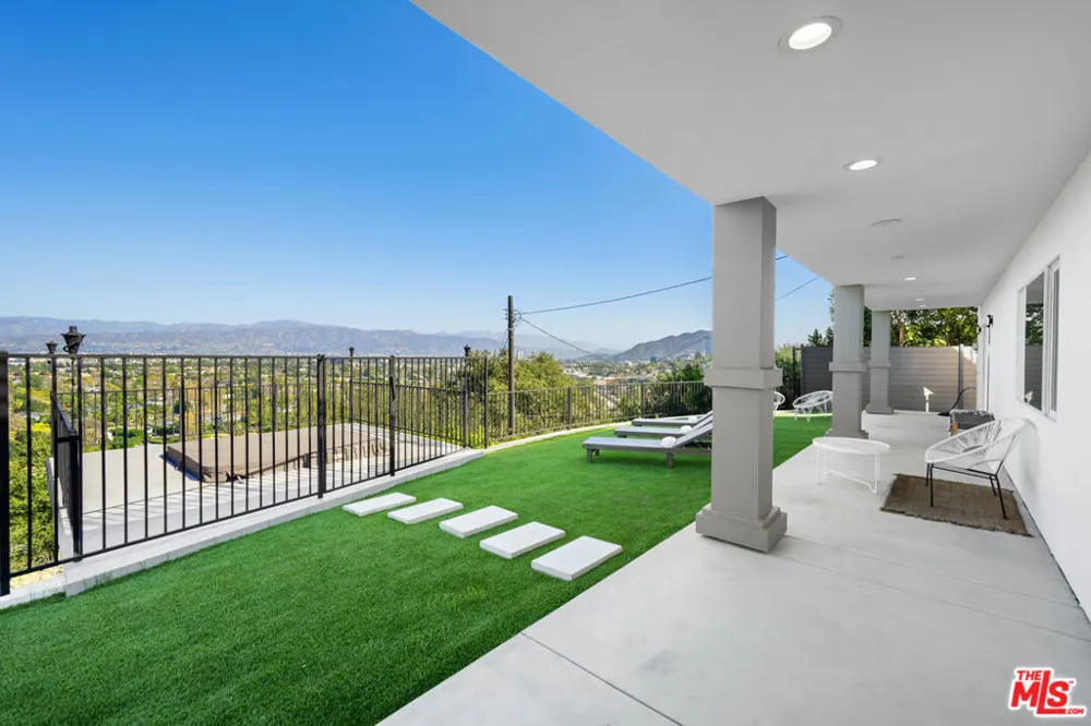 11725 Laurelwood Drive Studio City, CA 91604