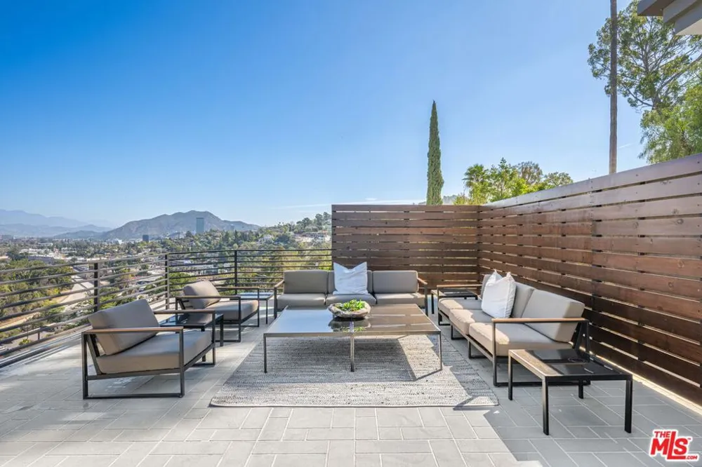 11725 Laurelwood Drive Studio City, CA 91604