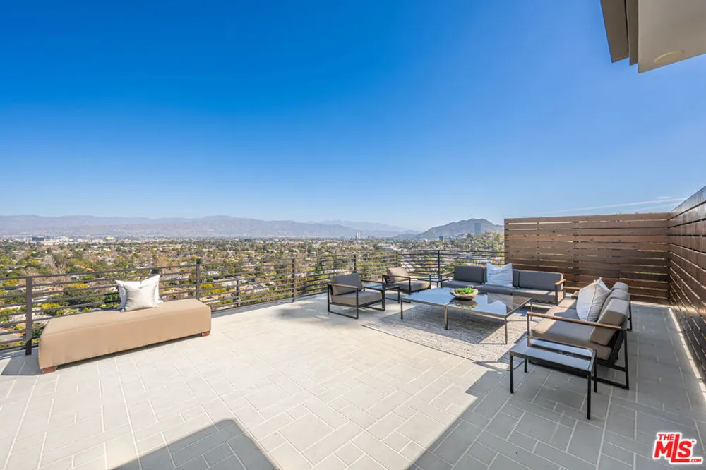 11725 Laurelwood Drive Studio City, CA 91604
