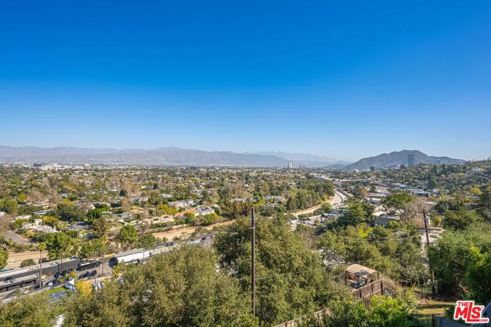 11725 Laurelwood Drive Studio City, CA 91604
