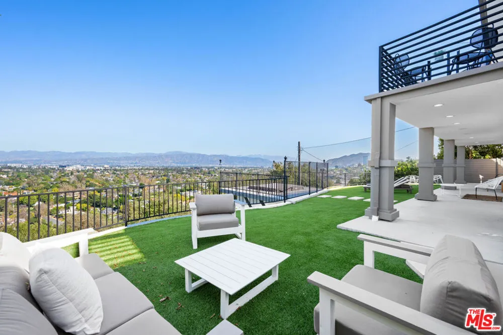 11725 Laurelwood Drive Studio City, CA 91604