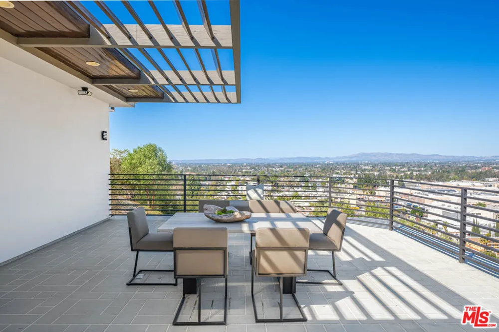 11725 Laurelwood Drive Studio City, CA 91604