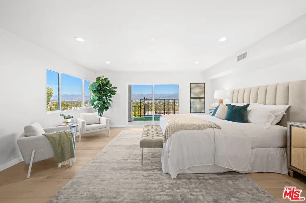 11725 Laurelwood Drive Studio City, CA 91604