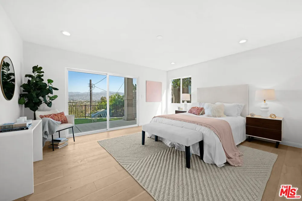 11725 Laurelwood Drive Studio City, CA 91604