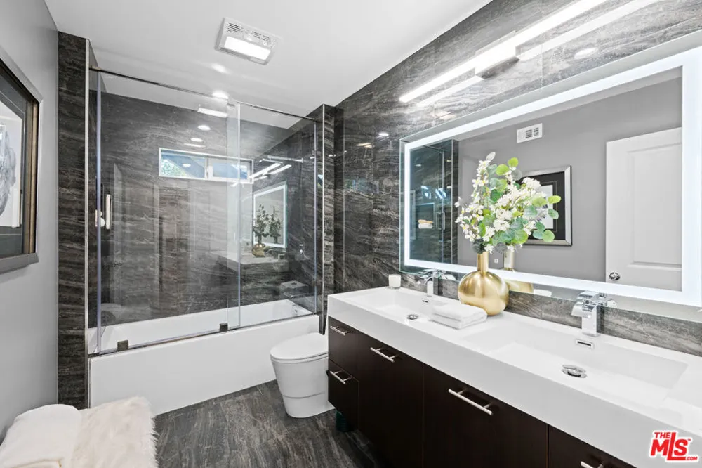 11725 Laurelwood Drive Studio City, CA 91604