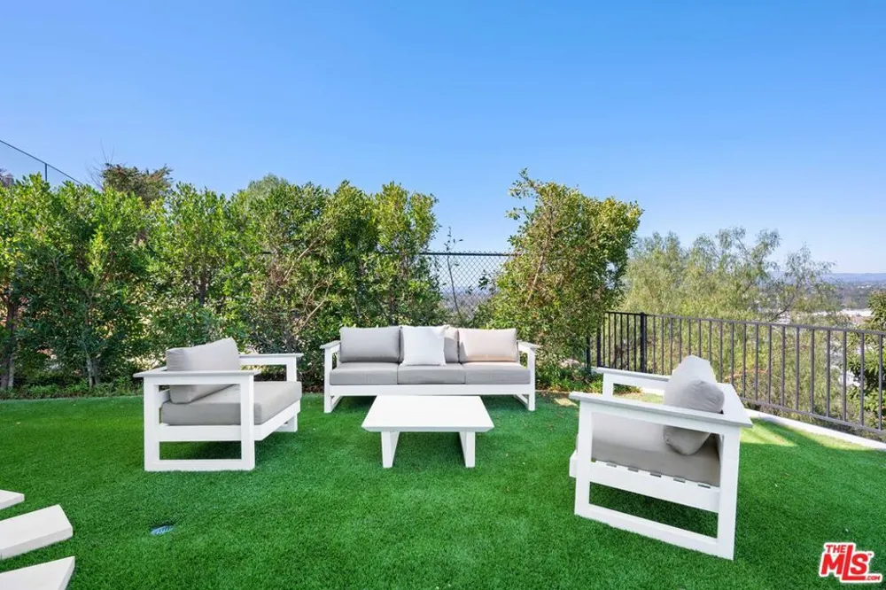 11725 Laurelwood Drive Studio City, CA 91604