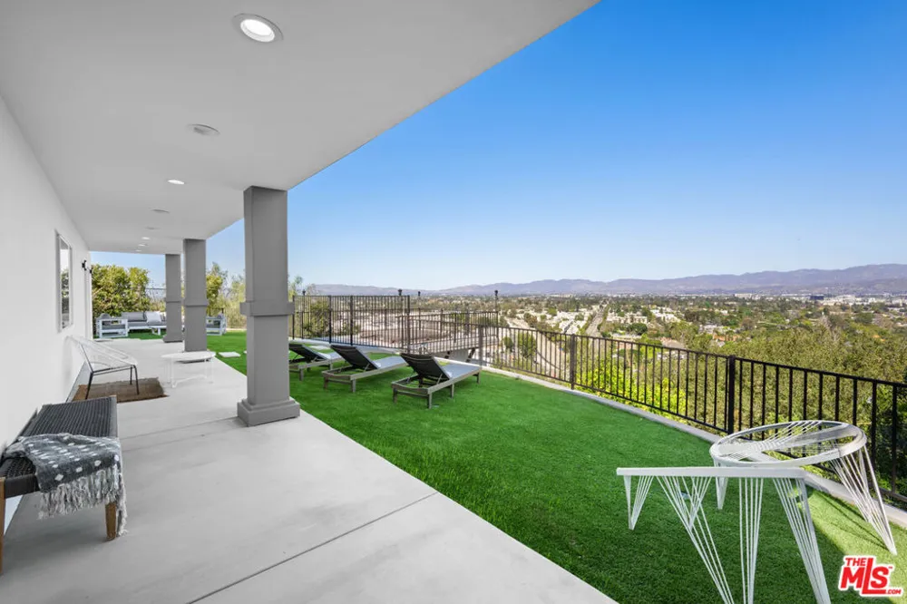 11725 Laurelwood Drive Studio City, CA 91604
