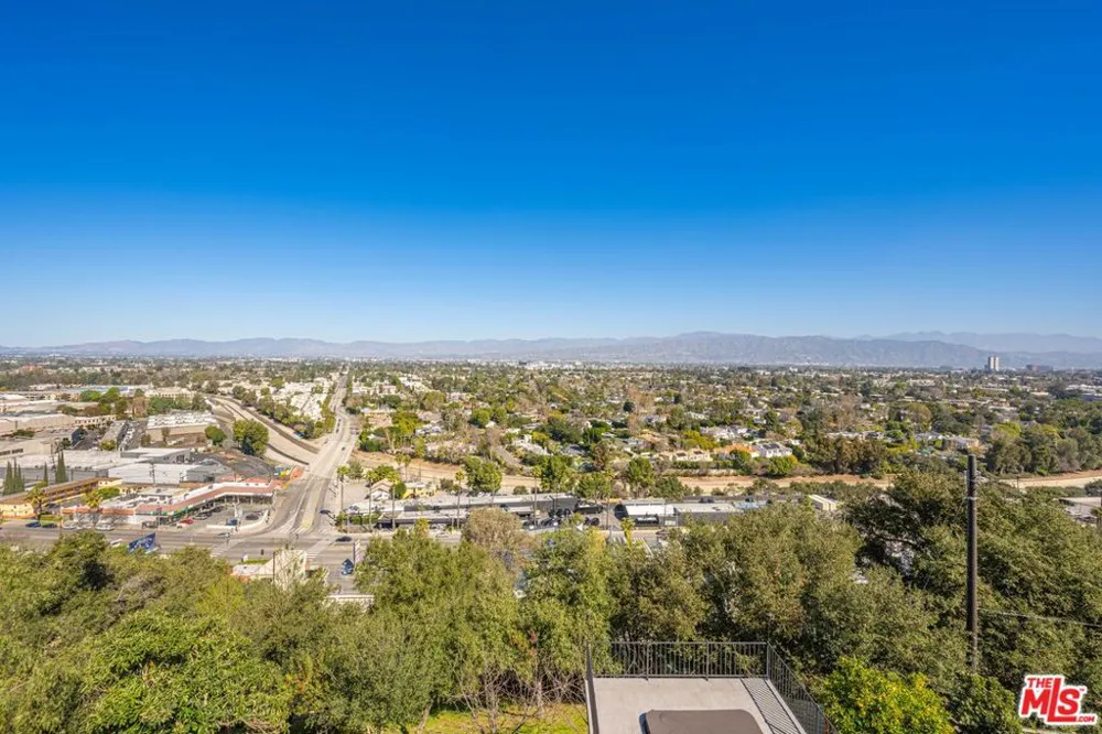 11725 Laurelwood Drive Studio City, CA 91604