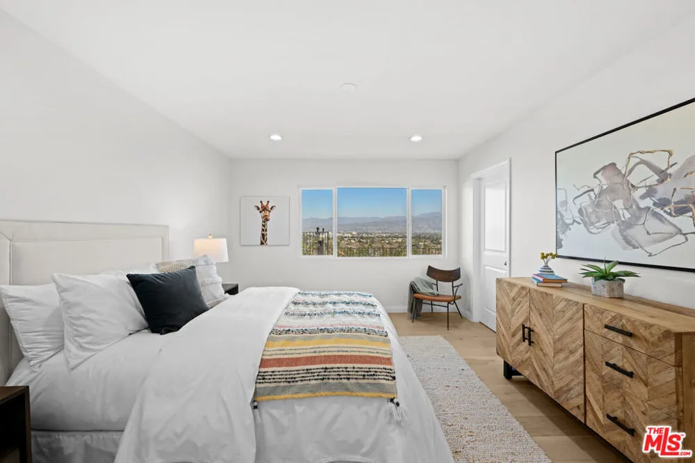 11725 Laurelwood Drive Studio City, CA 91604