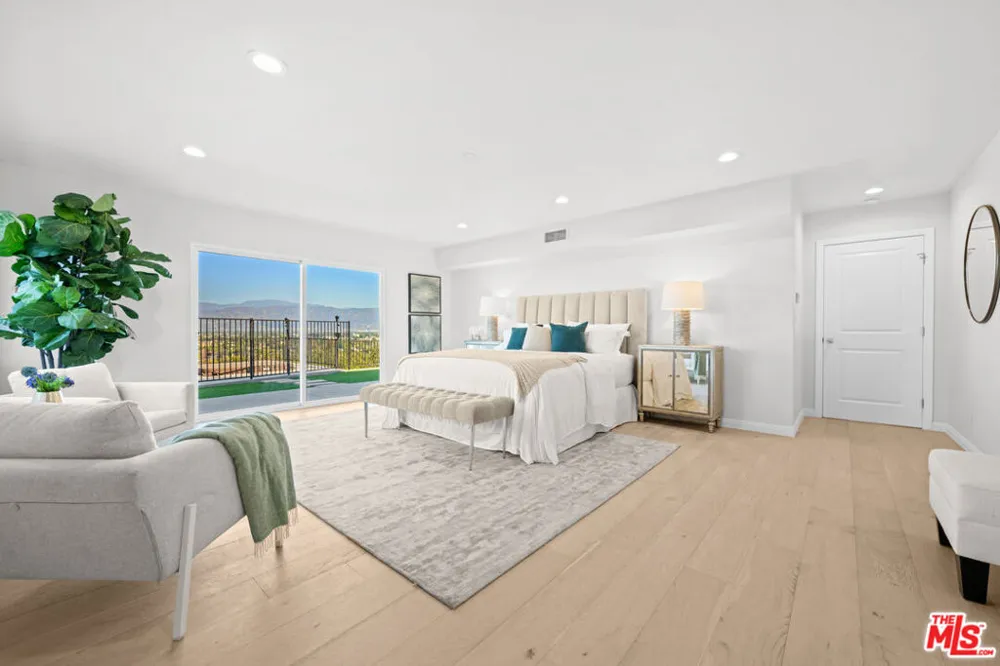 11725 Laurelwood Drive Studio City, CA 91604