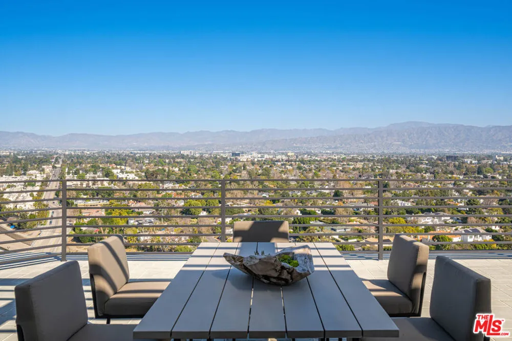 11725 Laurelwood Drive Studio City, CA 91604