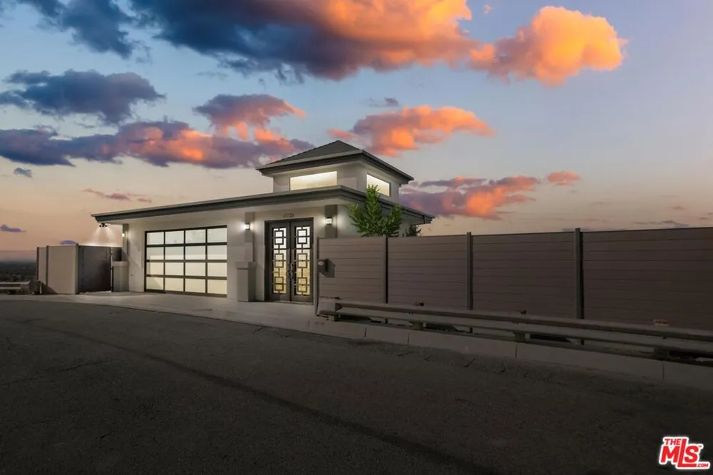 11725 Laurelwood Drive Studio City, CA 91604