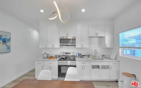 2927 S Catalina Street #2925