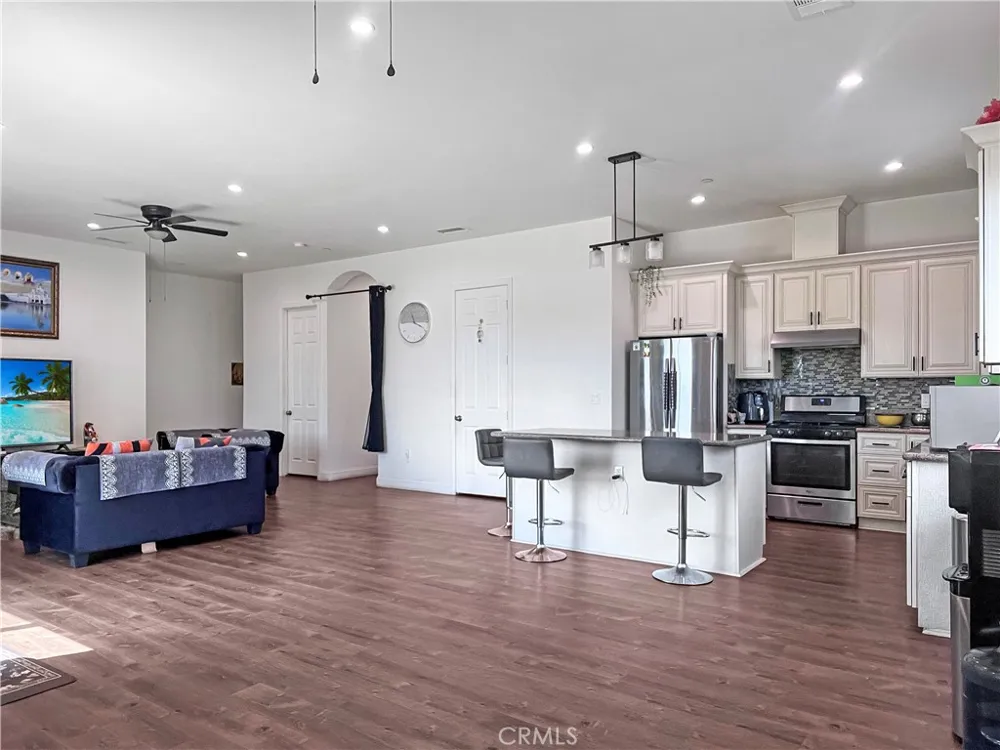 756 S 8th Colton, CA 92324