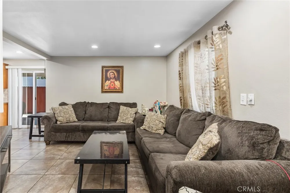 1001 Oak Glen Colton, CA 92324