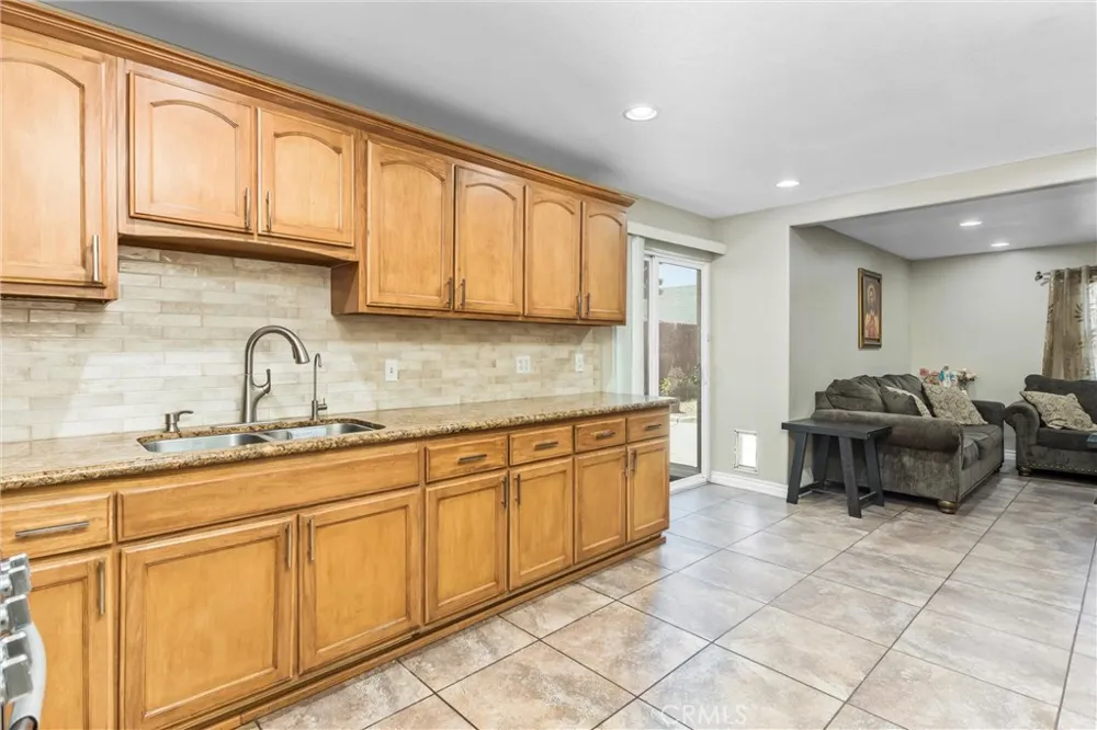 1001 Oak Glen Colton, CA 92324