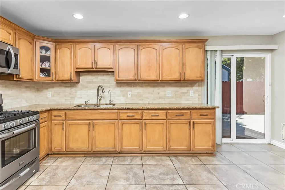 1001 Oak Glen Colton, CA 92324