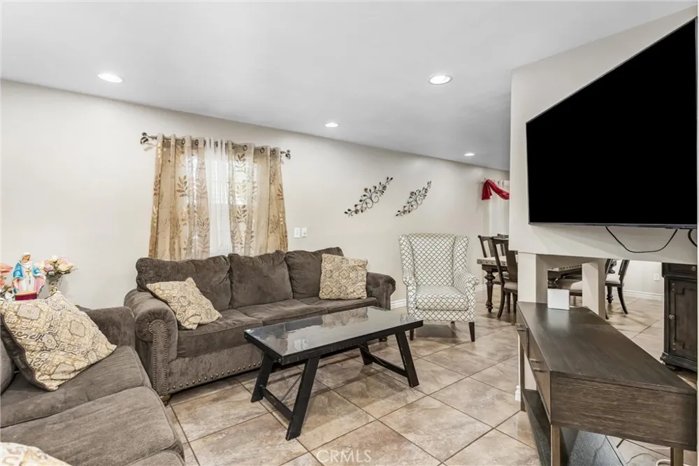 1001 Oak Glen Colton, CA 92324