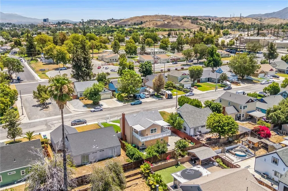 1001 Oak Glen Colton, CA 92324