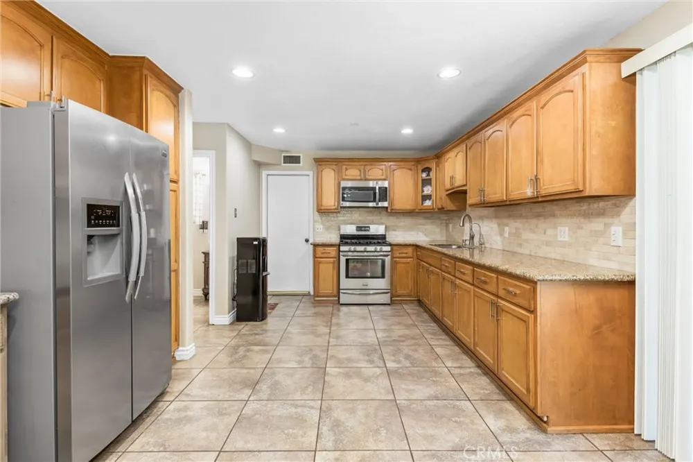 1001 Oak Glen Colton, CA 92324