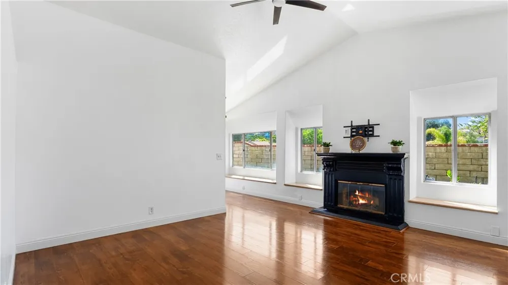 28924 Raintree Lane Saugus, CA 91390