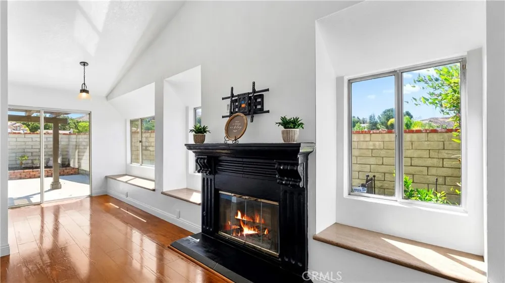 28924 Raintree Lane Saugus, CA 91390