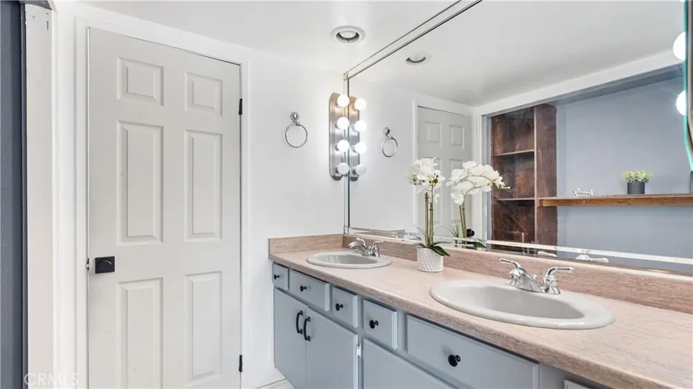 28924 Raintree Lane Saugus, CA 91390