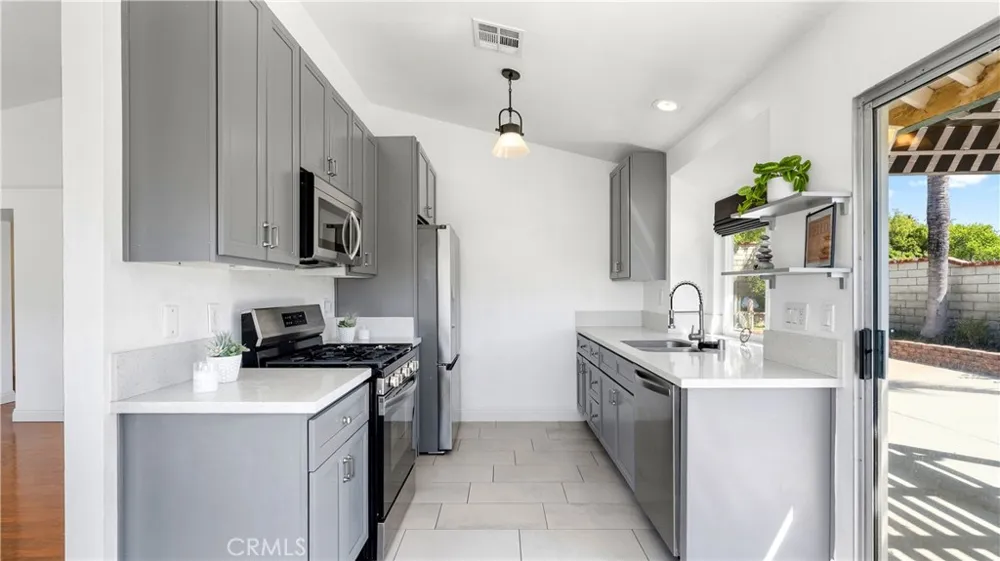 28924 Raintree Lane Saugus, CA 91390
