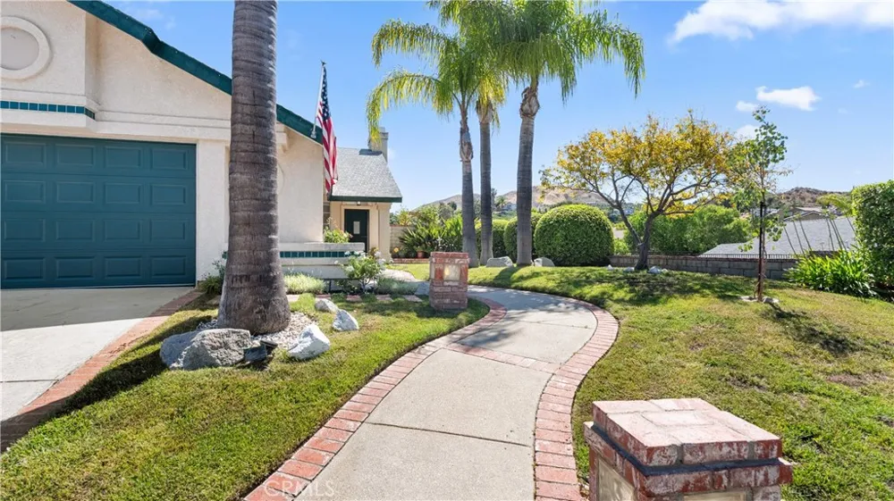 28924 Raintree Lane Saugus, CA 91390