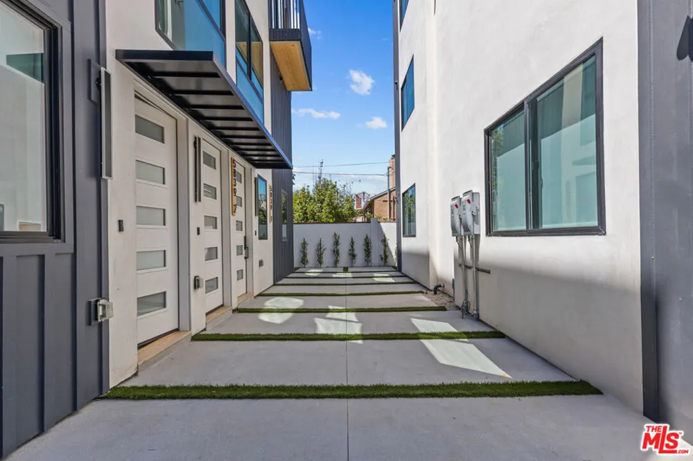 5839 Kester Avenue #2 Sherman Oaks, CA 91411