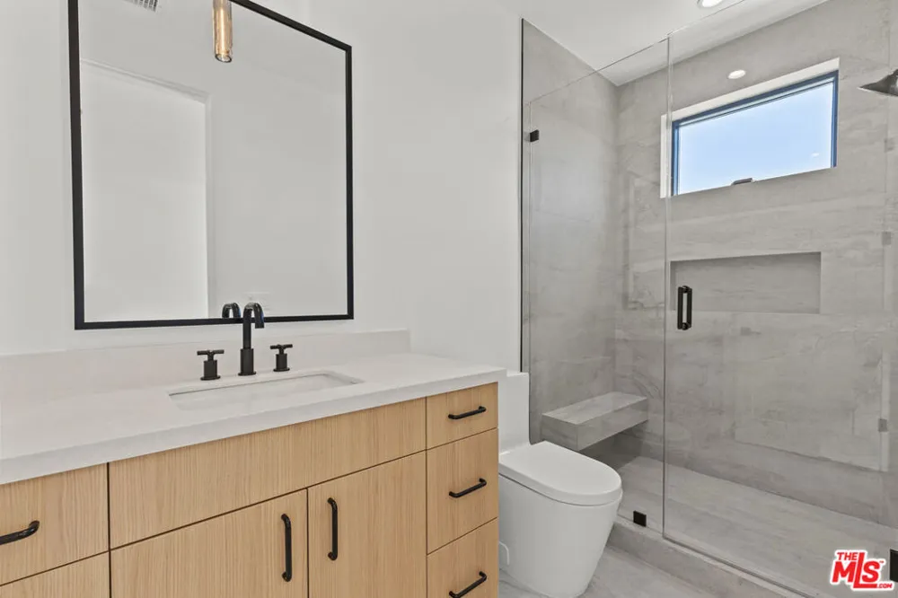 5839 Kester Avenue #2 Sherman Oaks, CA 91411