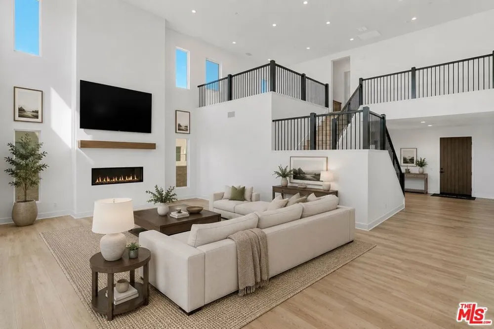 20534 Edgewood Court Chatsworth, CA 91311