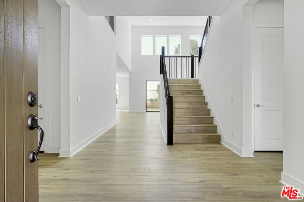 20534 Edgewood Court Chatsworth, CA 91311