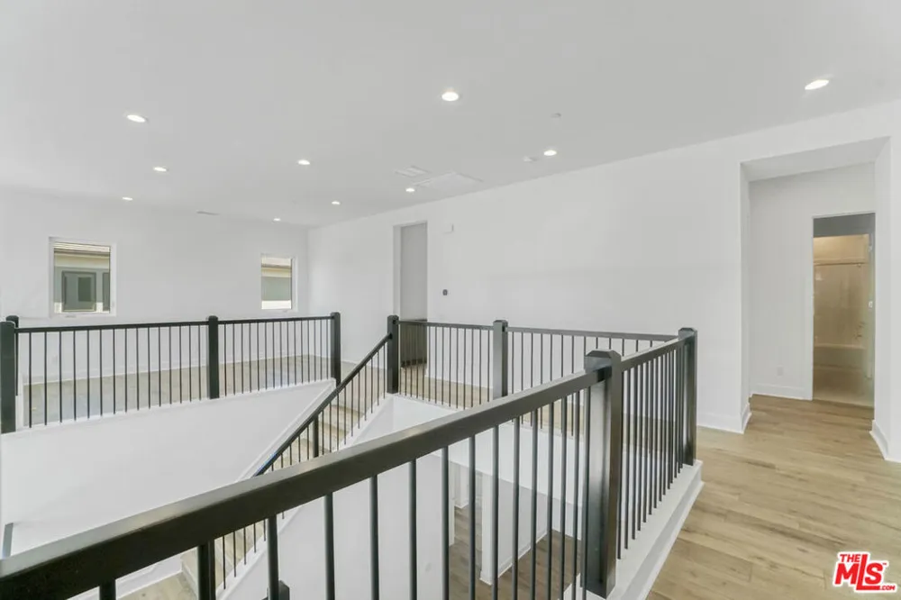 20534 Edgewood Court Chatsworth, CA 91311