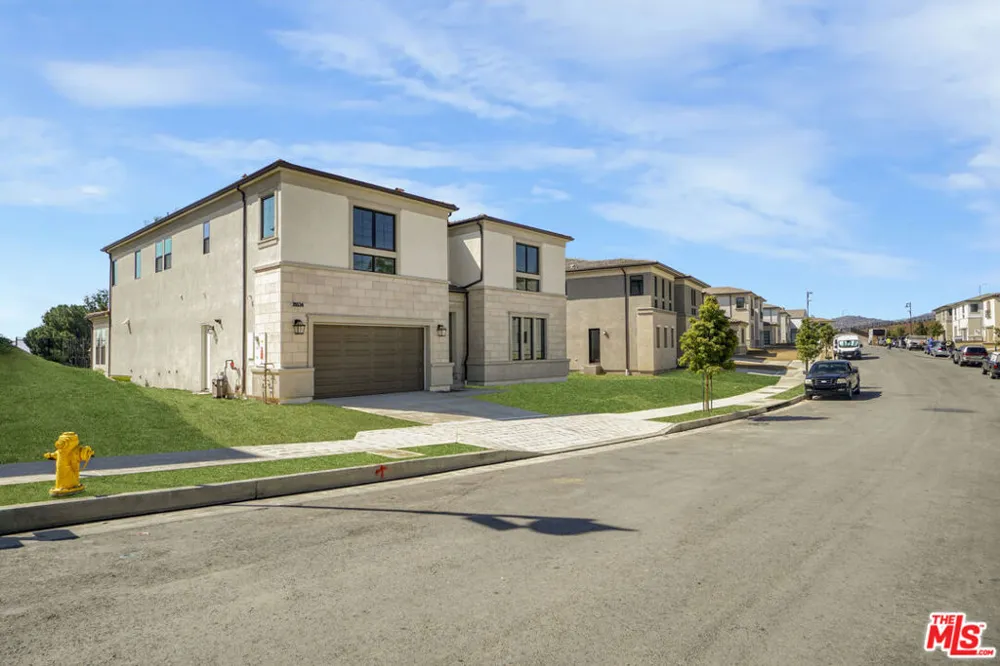 20534 Edgewood Court Chatsworth, CA 91311