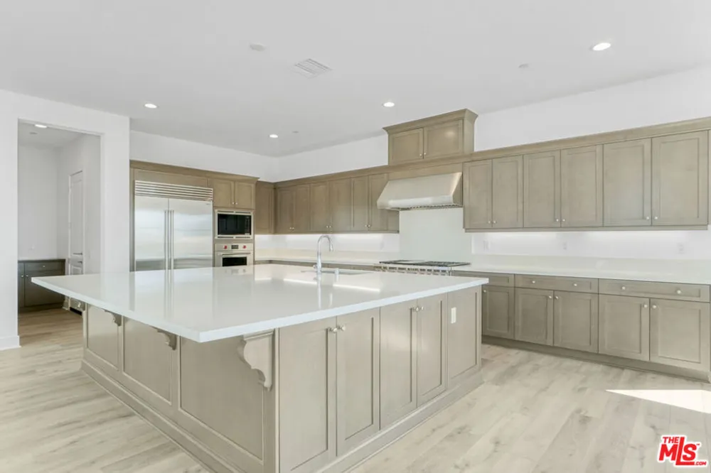 20534 Edgewood Court Chatsworth, CA 91311
