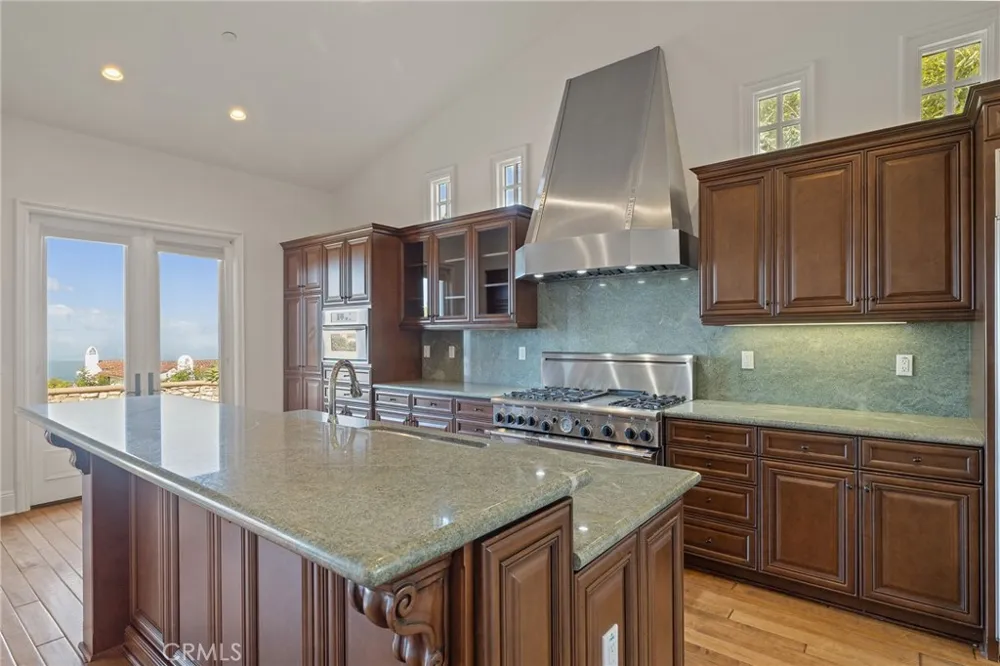 30 Surfspray Bluff Newport Coast, CA 92657