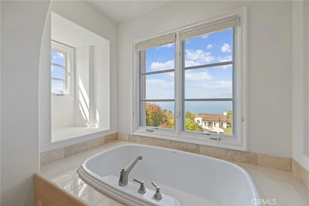 30 Surfspray Bluff Newport Coast, CA 92657